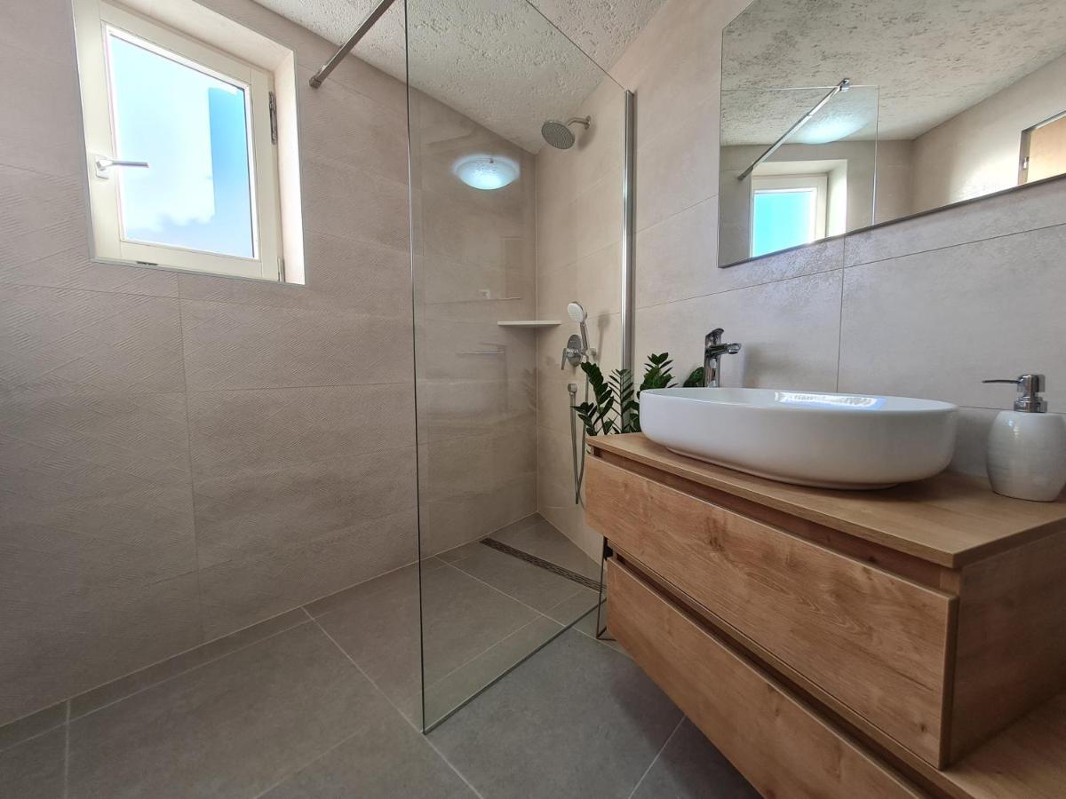 Villa Stonehouse Ana With Jacuzzi Rovinj-Krmed Esterno foto