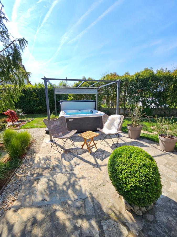 Villa Stonehouse Ana With Jacuzzi Rovinj-Krmed Esterno foto